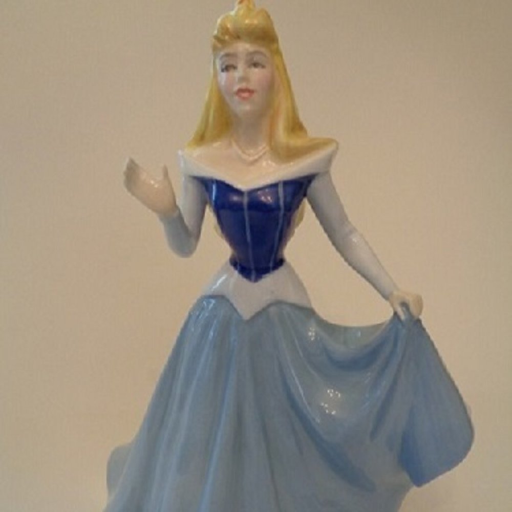 Royal Doulton Disney Princess Aurora HN3833 L/E of 2000, certificate and box